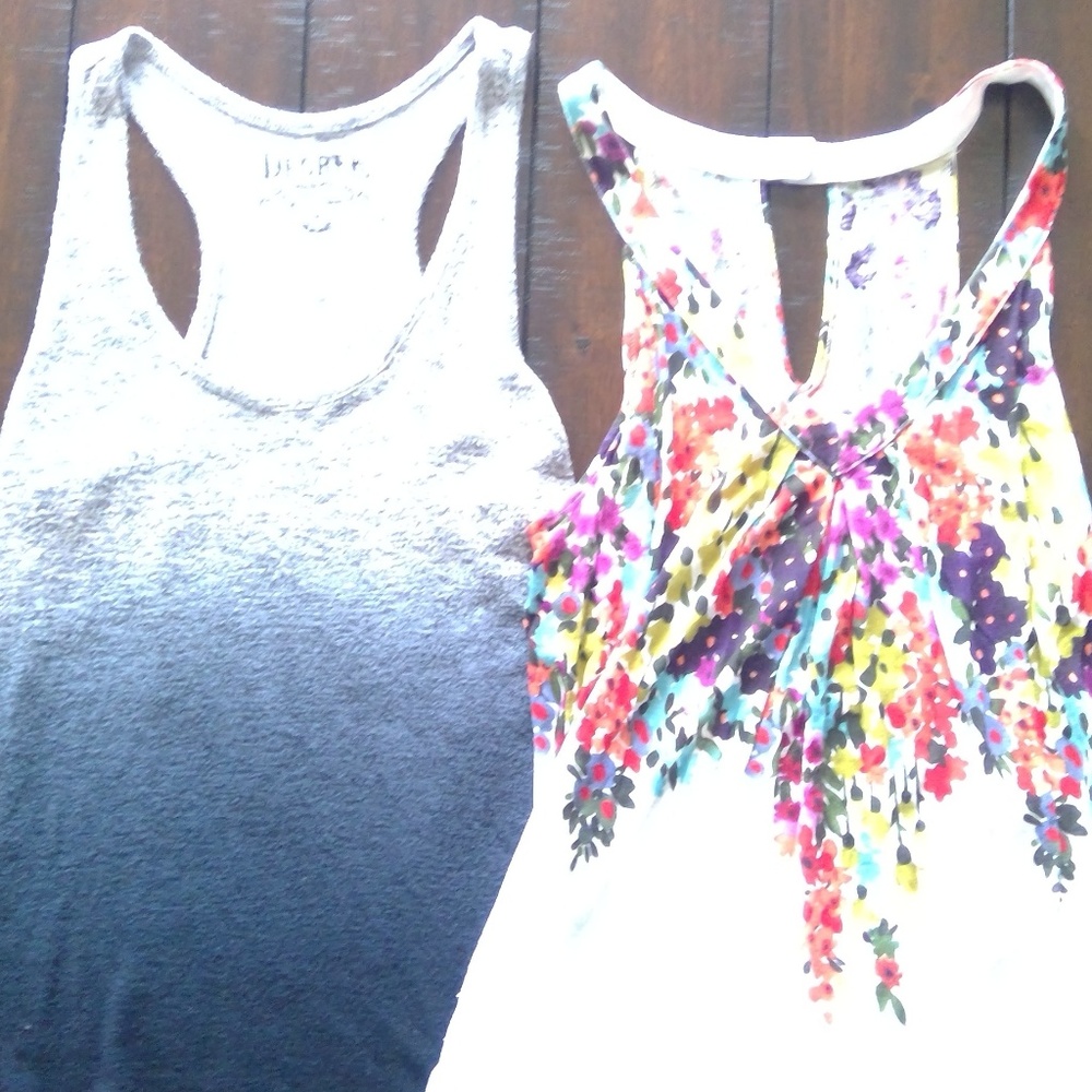 !2 for $10! Lot of 2 Tanks American Eagle, decree